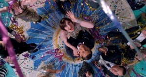 Nick Carraway Tobey Maguire i Jordan Baker Elizabeth Debicki. Bawią się na impresie w Pałacu Gatsbiego. Wielki Gatsby - The Great Gatsby - Warner 2013